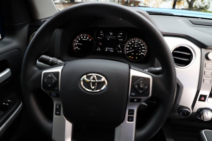 Панель приборов Toyota Tundra TRD Pro CrewMax 2018 года  (фото 24 из 52)